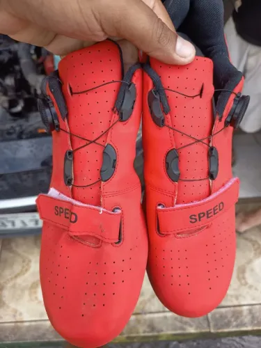 Sapatilha para pedal clip tamanho 44, usada em bom estado.