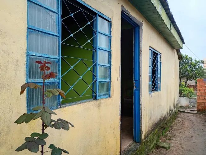 Terreno com duas casas, com salão para festa.