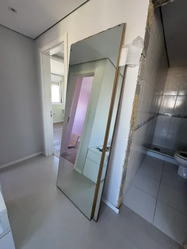 2 espelhos com suporte madeira 