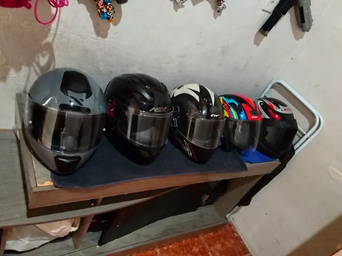 CAPACETES A VENDAS SEMINOVOS ( leia a descrição )