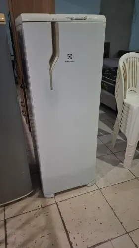 Geladeira RE33 Electrolux ( nunca foi mexida)
