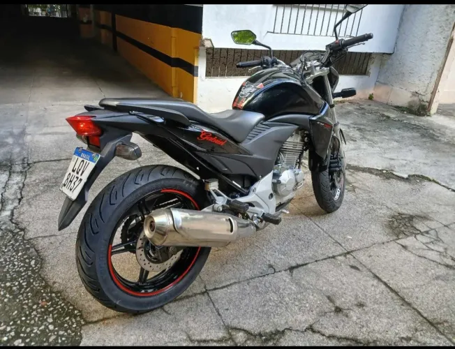 Moto de particular bem conservada