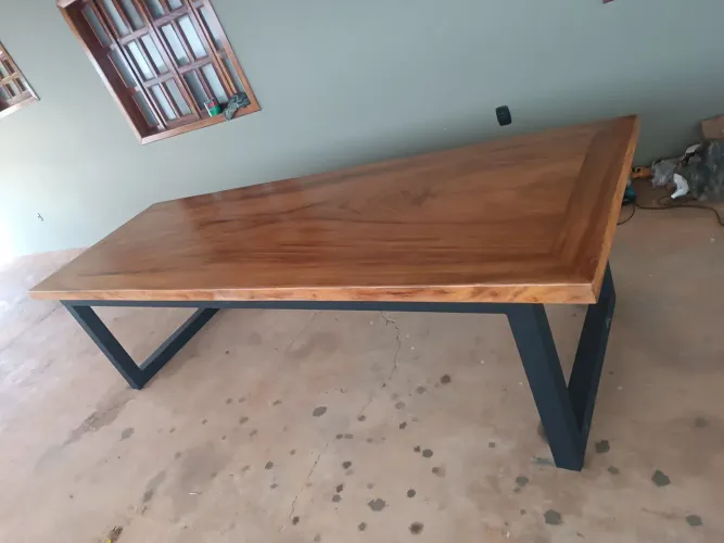 Mesa rústica em madeira de lei e metal