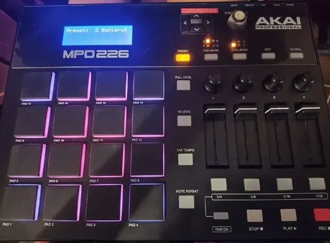 Controladora Akai MPD226-MPD226