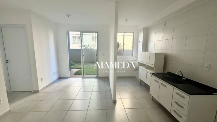 Apartamento Térreo com 2 quartos para alugar, 80 m² por R$ 990/mês - Jardim Maria Celina -