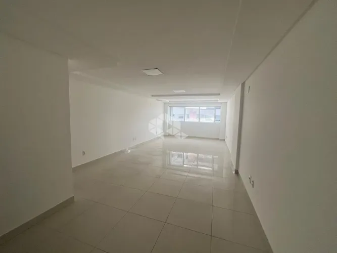 SALA COMERCIAL À VENDA COM 42 M² NO CANTO EM FLORIANÓPOLIS
