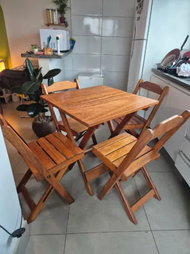 Mesa de madeira com 4 cadeiras