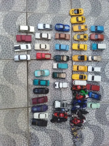 Coleção antiga de carrinhos e motos de ferro