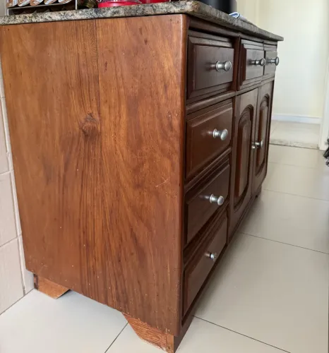 Armário em mogno, com 6 gavetas e tampo de granito. 