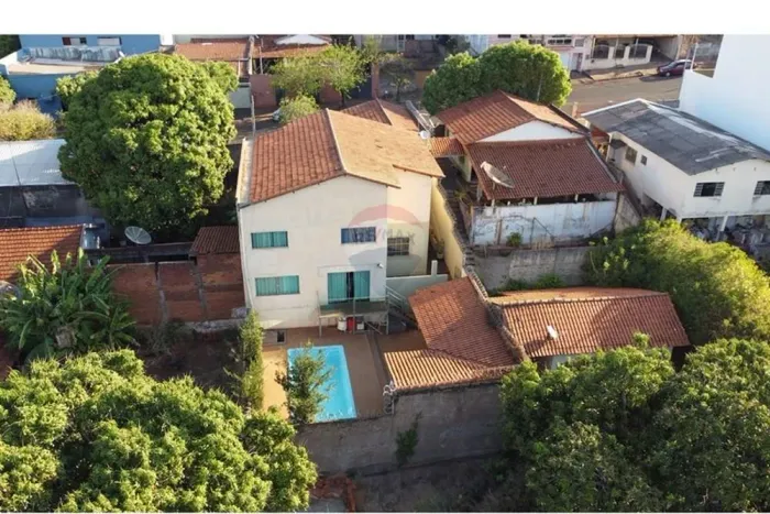 Casa À Venda, Com Piscina E Quatro Quartos, No Bairro Setor Norte Em Ituiutaba-MG.