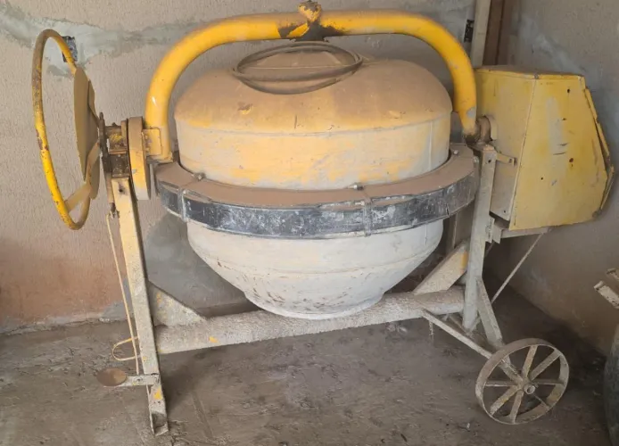 Vendo Betoneira 400l, pouco usada.