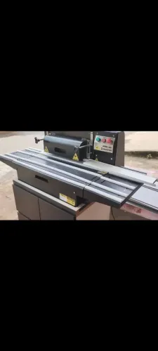 Máquina de dar acabamento em fita de bordas na área de marcenaria