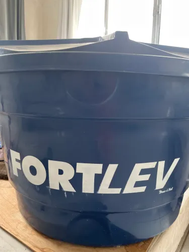 Vendo uma caixa de água 310L por 200,00 nunca foi usada 