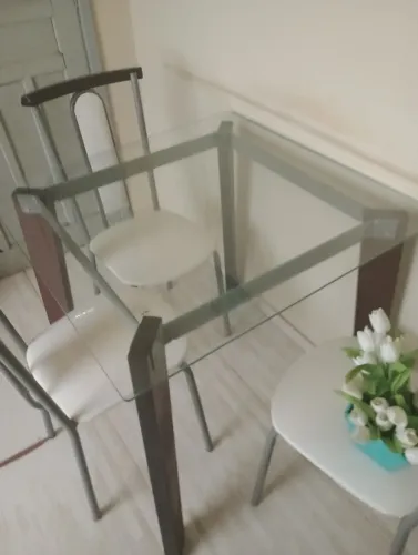 Conjunto de mesa tampo de vidro e cadeiras