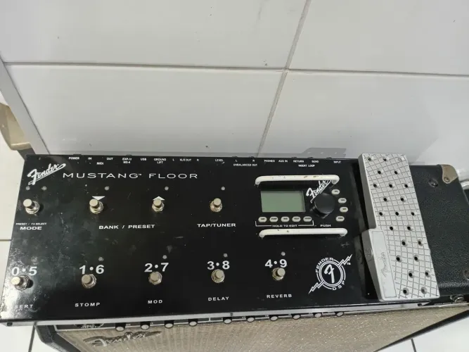 Vendo pedaleira para guitarra,Fender Mustang Floor