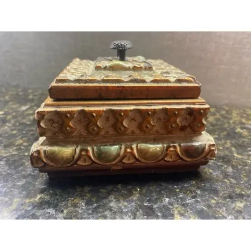 Caixa Porta-Joias Vintage com Detalhes em Relevo e Pedras Decorativas