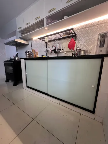 Cozinha planejada em vidro e alumínio