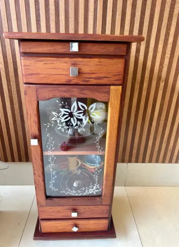 Estante de madeira com porta de vidro