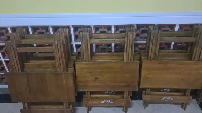 Vendo mesas artesanal com 4 cadeiras ,fabricação própria