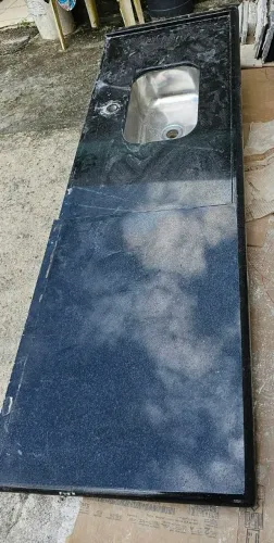 Pias de granito e box de banheiro.
