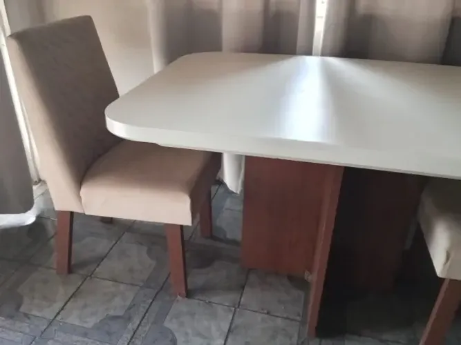 Mesa jantar com 2 cadeiras acolchoadas