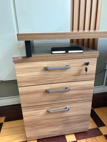 Mesa escritório com gavetas