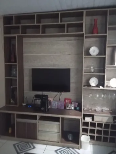 Estante com painel e bar