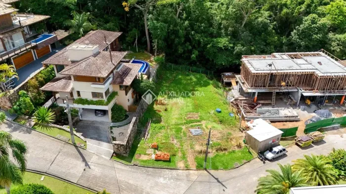 Imóvel para venda possui 750 metros quadrados em Lagoa da Conceição - Florianópolis - SC