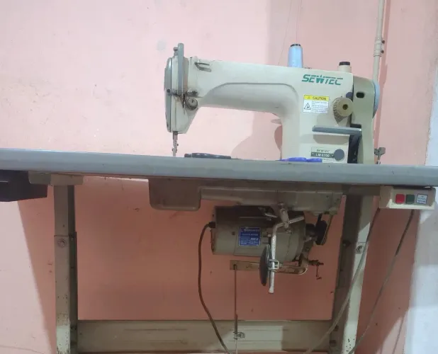 Máquina de costura reta