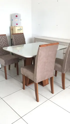 Vendo mesa com 4 cadeiras + aparador