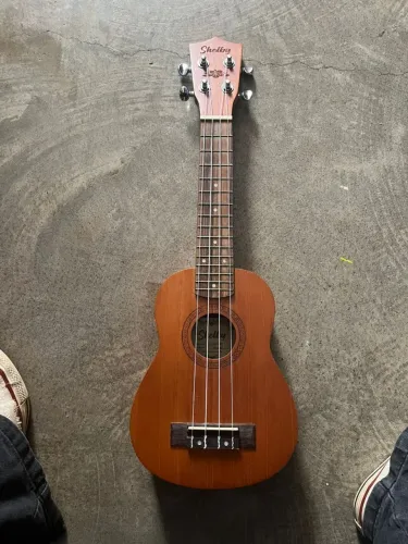 Ukulele Cavaquinho Instrumento Shelby SU-21M STNT (Soprano) Sem capa