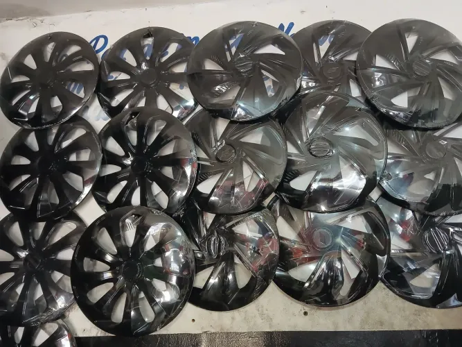 Vendo calota aro 14 na cor preta dá em todos os carros quatro furos