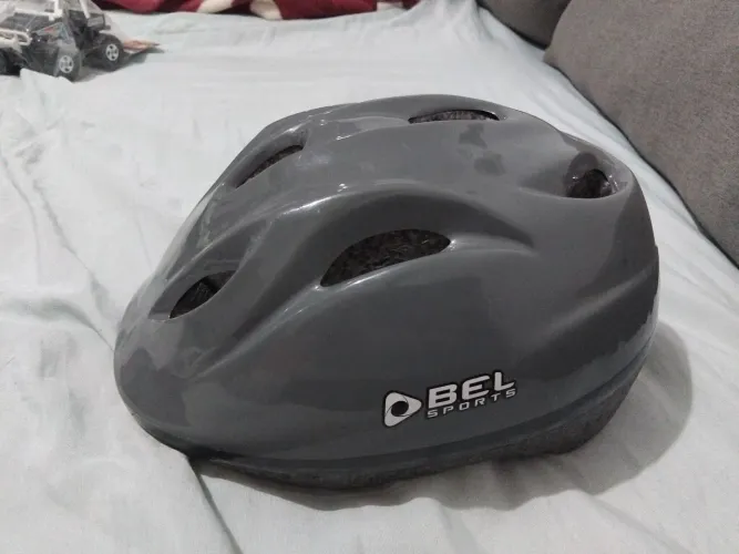 Capacete infantil cinza para bifes, skates e patins
