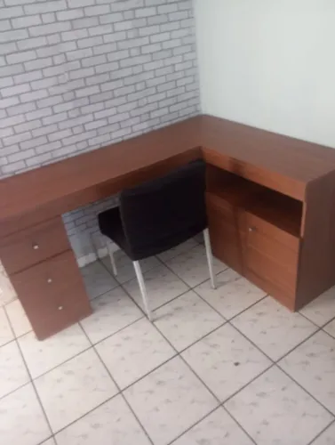 Mesa para escritório em L três gavetas e um armarinho entrega grátis cadeira brinde 