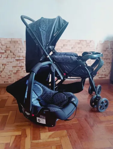 Vendo carrinho de bebê vai com bebê conforto