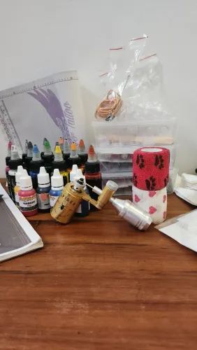 KIT TATUAGEM ESTUDO/INICIANTES + PELES SINTÉTICAS E APOSTILAS.