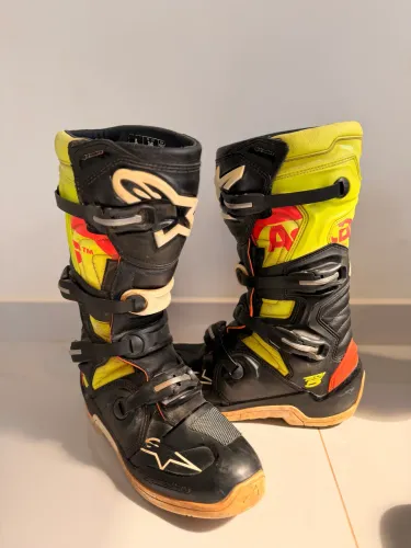bota de motocross Alpinestars Tech 5 na combinação de cores Preto e Amarelo Flúor 