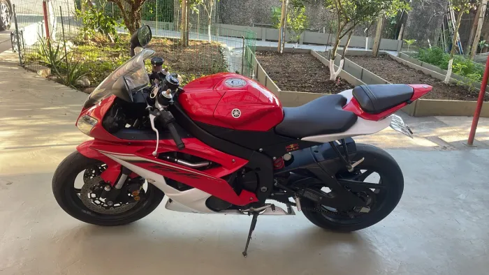 YZF R-6 moto para pessoas exigentes, só pegar e andar, possui alguns acessórios.