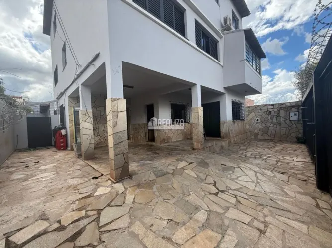 Casa à venda na Vila Maria Helena, Uberaba | 7 dormitórios e 3 banheiros