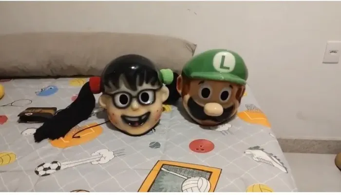 Máscara de personagem da carreta da alegria