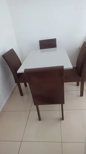 Vendo mesa de tampa de vidro com 4 cadeiras semi novo