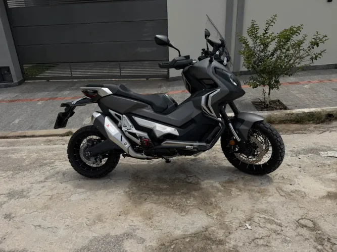 Honda X-ADV 750 com apenas 12.000 km