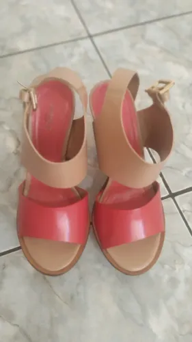 Vendo uma sandália e sapato semi novos.