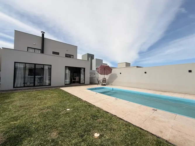 Casa semimobiliada com 4 quartos e piscina à venda no Vila Real