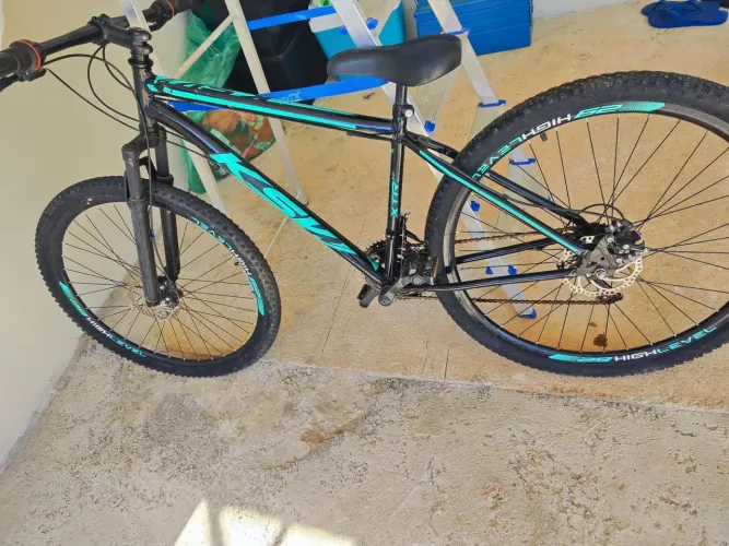 Vendo bicicleta aro 29, freio a disco, 21 marchas em ótimo estado.