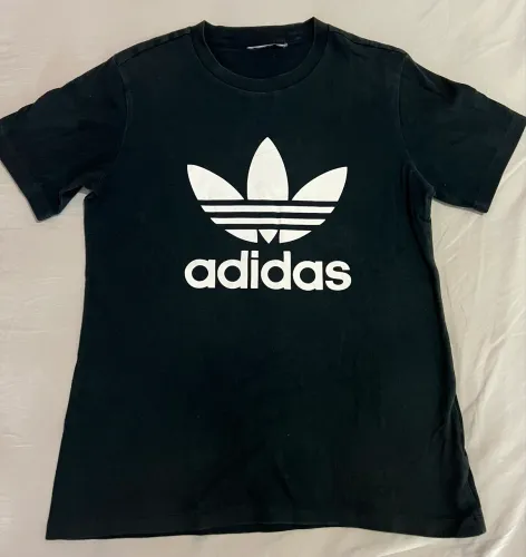 Camiseta Adidas Preta tem M 