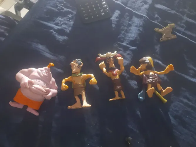 Bonecos colecionáveis do McDonald's (tak ABS The power of Juju) 