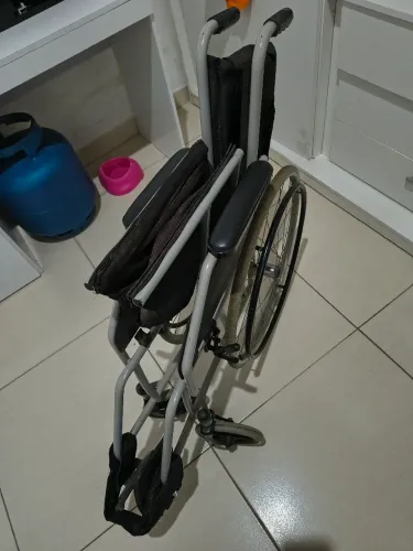 Cadeira de rodas, suporte para dieta/soro e um assento extra para cadeira de rodas 