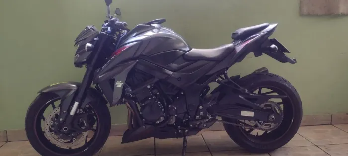 Vendo GSX S 750 baixo km