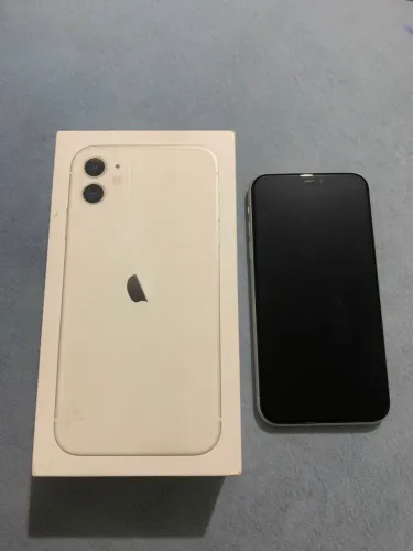 Vendo iPhone 11, em ótimo estado, nunca aberto e acompanha caixa.